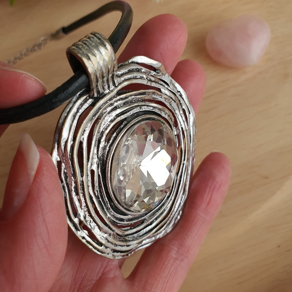 Stunning Silver Pendant Choker - Picture 7 of 8